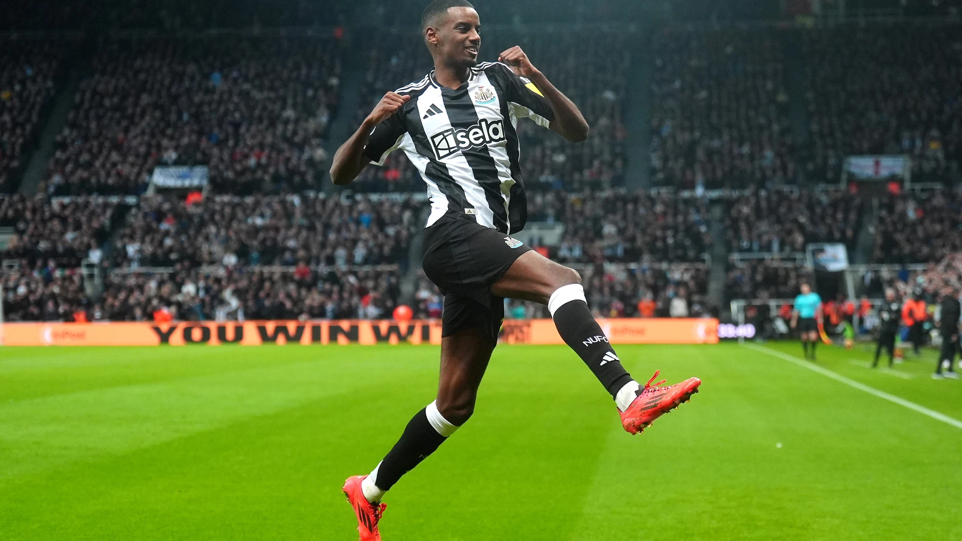 15 January 2025, United Kingdom, Newcastle: Newcastle United's Alexander Isak scores their side's first goal of the game during the English Premier League soccer match between Newcastle United and Wolverhampton Wanderers at St. James' Park. Photo: Owen Humphreys/PA Wire/dpa 15/01/2025 ONLY FOR USE IN SPAIN