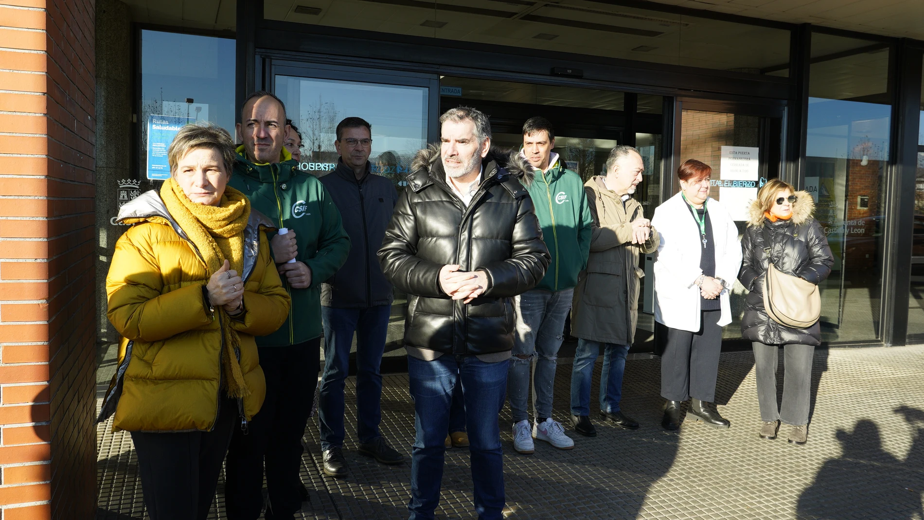 El presidente autonómico de la Central Sindical Independiente y de Funcionarios de Castilla y León, Benjamín Castro (C), junto a la presidenta provincial de CSIF León, Ofelia Rodríguez, y el responsable de la Agrupación Comarcal y del sector de Sanidad en El Bierzo, Maximino Prieto (2I), durante su comparecencia en el hospital El Bierzo de Ponferrada para aanalizar la situación de la estabilización del personal sanitario