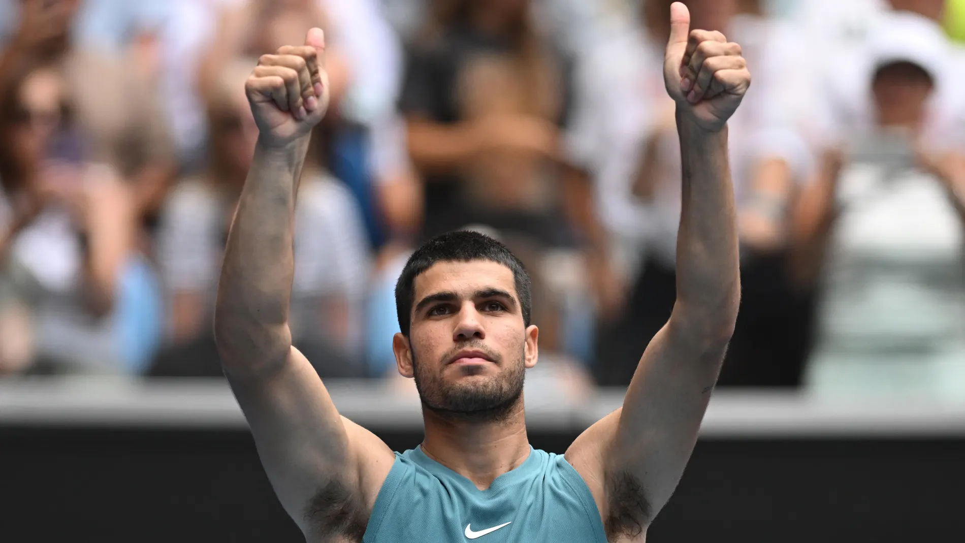 -FOTODELDIA- Melbourne (Australia), 15/01/2025.- El tenista español Carlos Alcaraz celebra su victoria ante el japonés Yoshihito Nishioka durante su partido de la segunda ronda masculina del Abierto de Australia 2025 en Melbourne Park, Australia, este 15 de enero de 2025. EFE/ LUKAS COCH AUSTRALIA AND NEW ZEALAND OUT