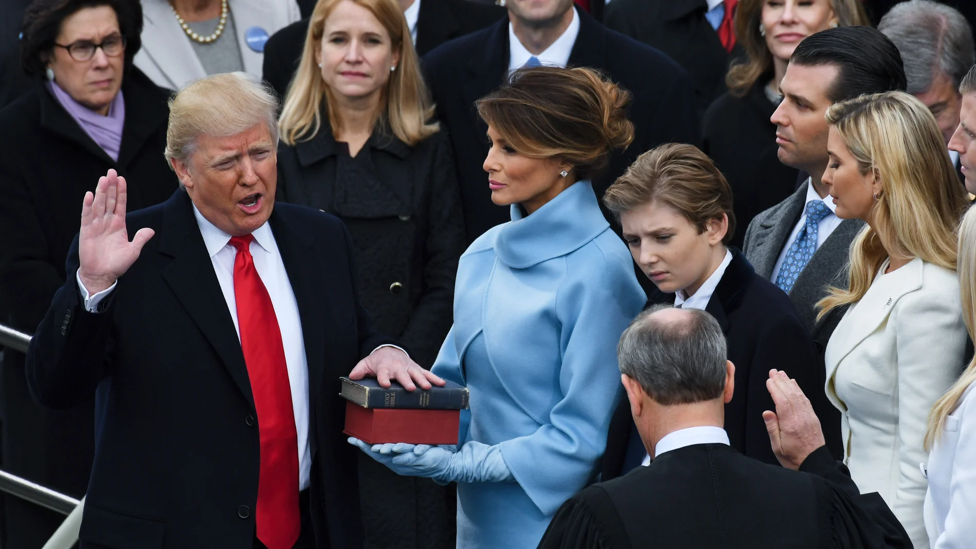 (Foto de ARCHIVO) January 20, 2017 - Washington, DC, United States of America - President Donald Trump takes the oath of office from Chief Justice John Roberts as his wife Melania, holds two Bibles, a personal family Bible and the Bible that President Lincoln used at his first inauguration and surrounded by his five children January 20, 2017 in Washington, DC. Trump became the 45th President of the United States. Europa Press/Contacto/Richard Ellis 20/01/2017 ONLY FOR USE IN SPAIN