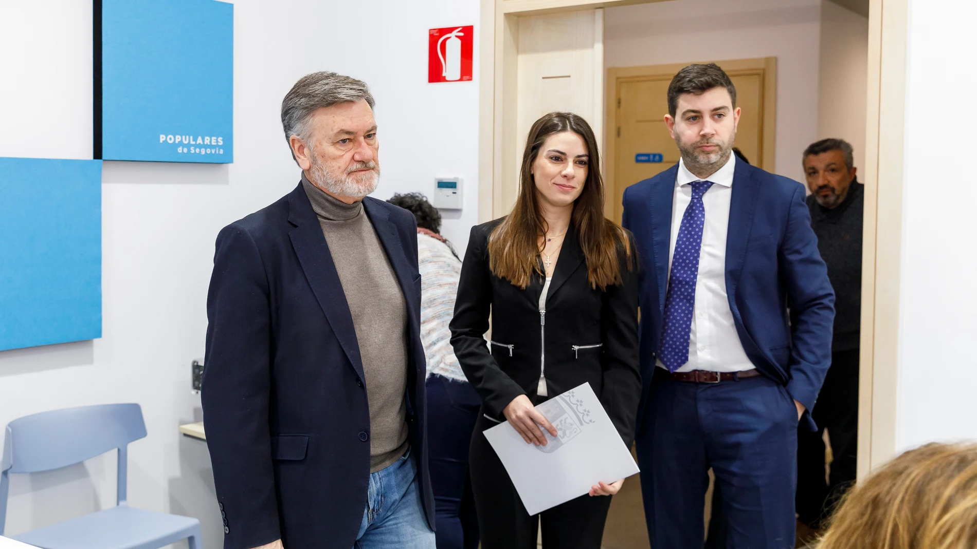 Francisco Vázquez junto a los procuradores Elena Rincón y Javier Carpio