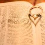 La Biblia es el libro más vendido a lo largo de la historia y son varias las interpretaciones que le dan los cristianos, para quienes es el Santo Libro más importante