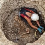 Excavando una tumba de los Durotriges de finales de la Edad de Hierro en Winterborne Kingston (c) Universidad de Bournemouth.