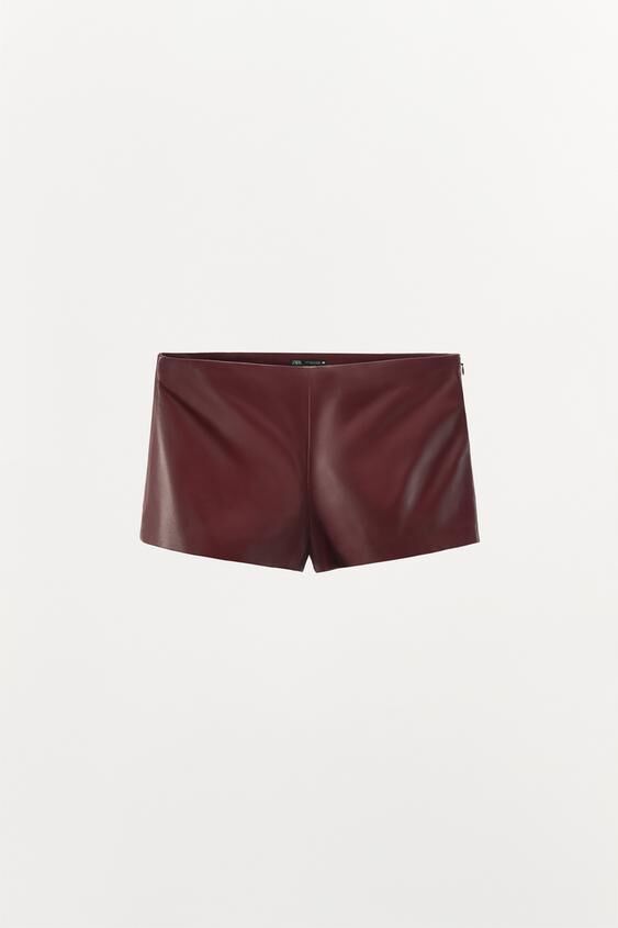Shorts de piel, de Zara ( 69, 95 euros)