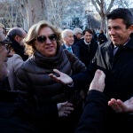  El presidente de la Generalitat, Carlos Mazón, saluda a Pablo Broseta
