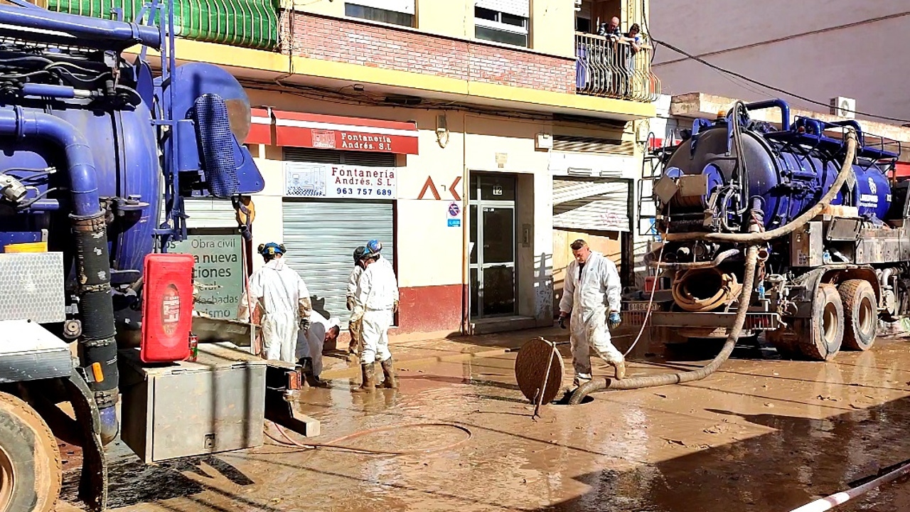 La Generalitat da hasta el 15 de septiembre a los ayuntamientos afectados por la dana para delegar las obras en el alcantarillado