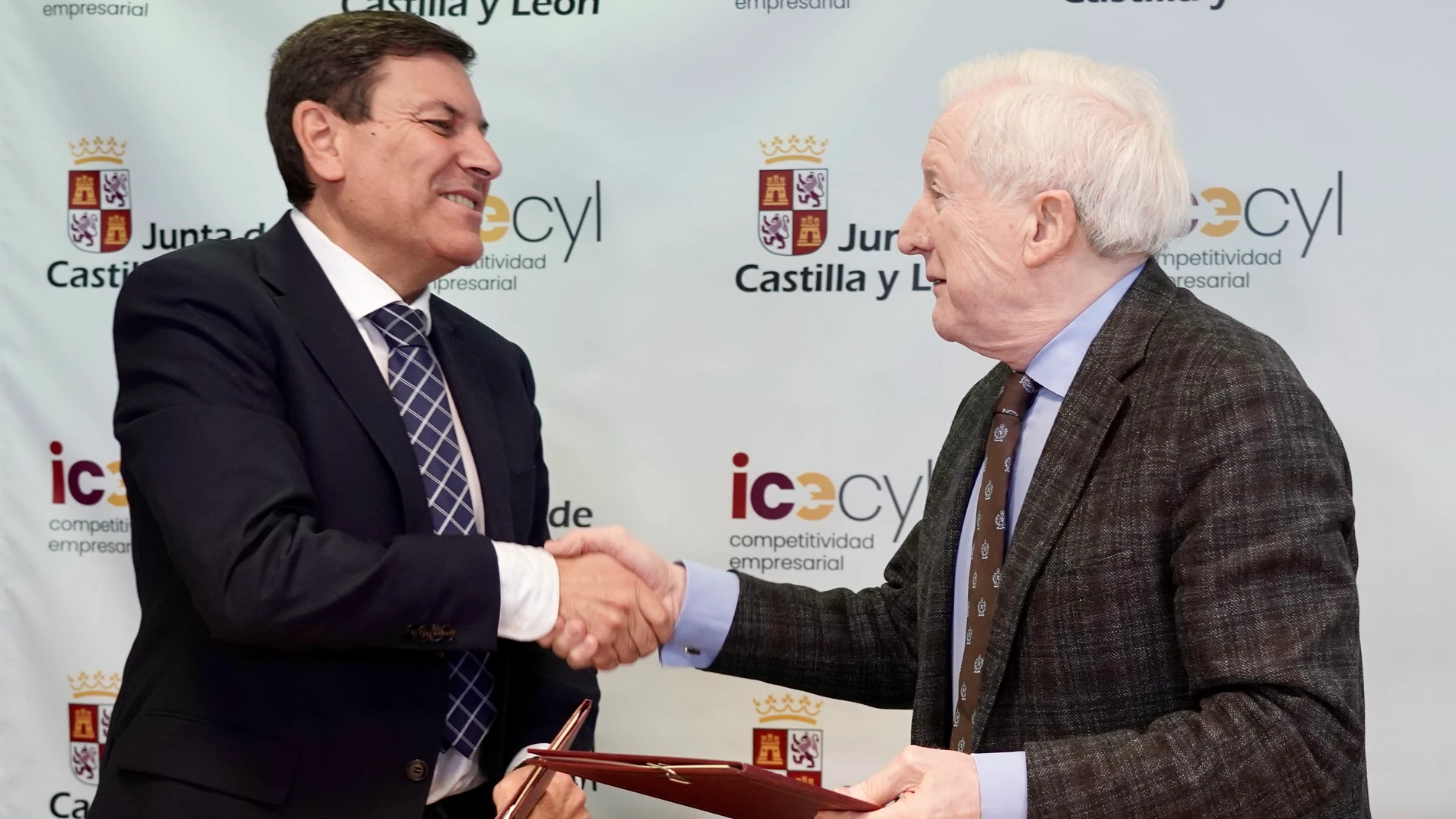 El consejero de Economía y Hacienda y portavoz, Carlos Fernández Carriedo, firma el protocolo de adhesión al programa 'Castilla y León Comunidad de Emprendedores' con el presidente del Consejo de Cámaras Oficiales de Comercio, Industria y Servicio, Antonio Méndez Pozo
