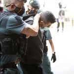 Varios agentes de Guardia Civil llevan al presunto asesino de una mujer de 26 años y su hijo de siete, para pasar a disposición judicial, en Inca, a 19 de mayo de 2021, en Mallorca, Islas Baleares