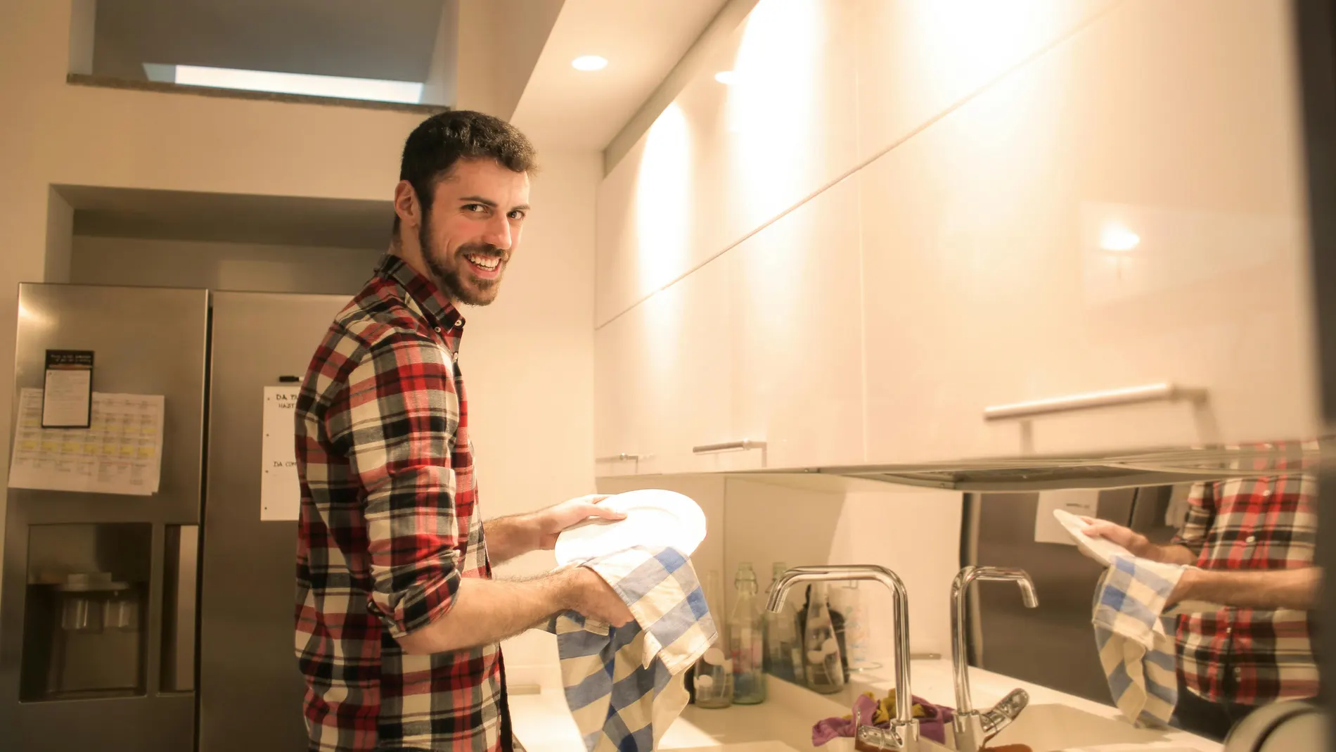 Persona con un paño de cocina