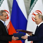 Vladimir Putin y el presidente iraní, Masud Pezeshkián, tras firmar el acuerdo bilateral ayer en Moscú