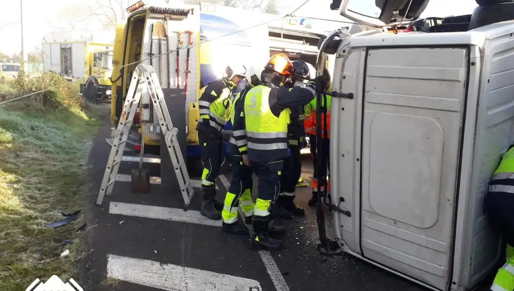 Intervención de los bomberos en el accidente.