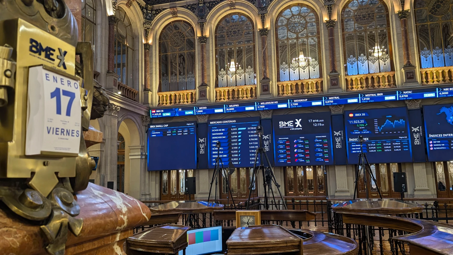 MADRID, 17/01/2025.- El selectivo de la Bolsa española, IBEX 35, ha ampliado su subida respecto a la apertura, y avanza el 0,78 %, de manera que ha recuperado el nivel de los 11.900 puntos, mientras se ha confirmado la estimación preliminar de la inflación en la eurozona, que subió dos décimas en diciembre, hasta el 2,4 %.EFE/Vega Alonso