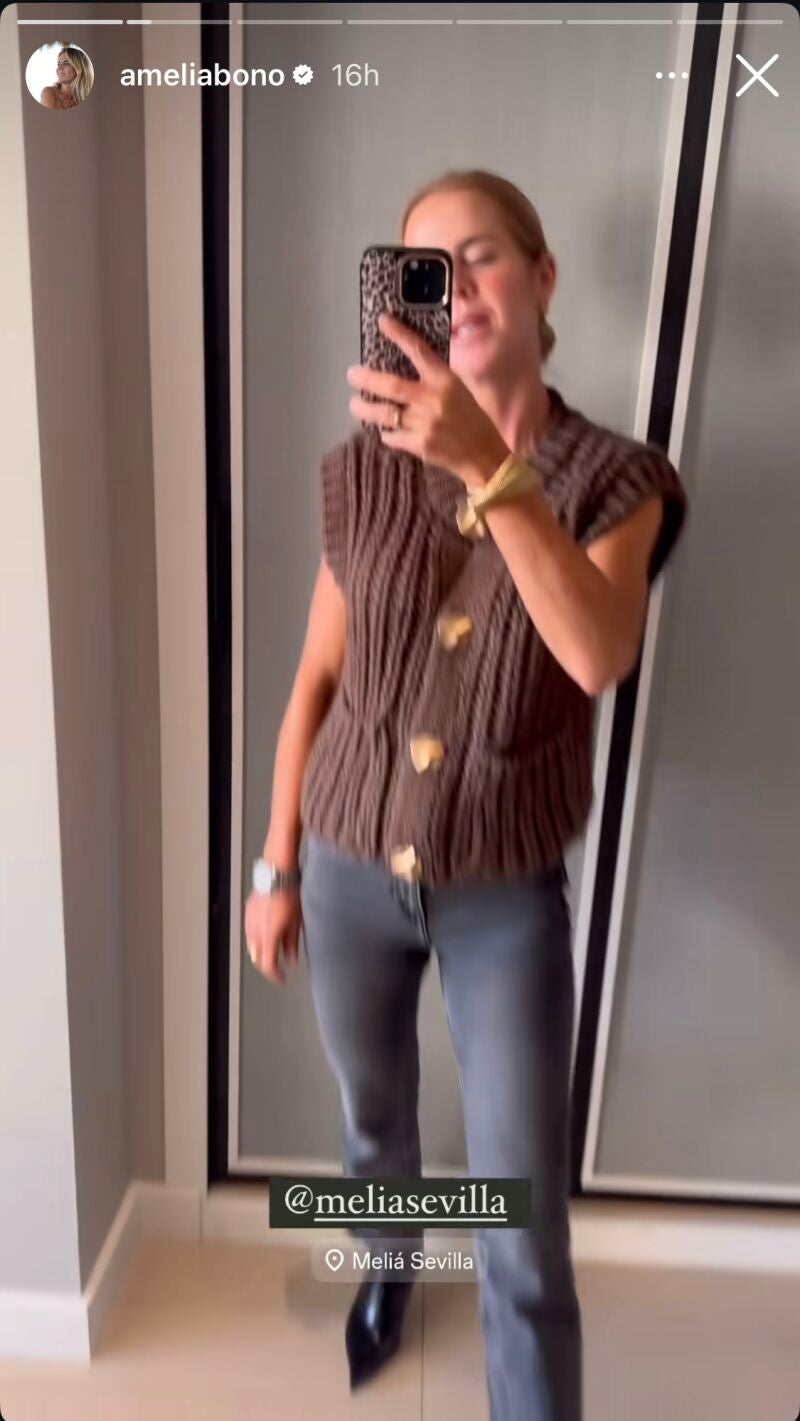 Amelia Bono con jersey chaleco de punto de Zara.