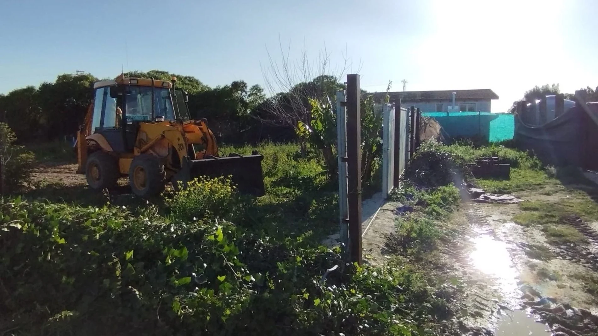 Propietarios derriban sus viviendas catalogadas como ilegales en El Palmar.