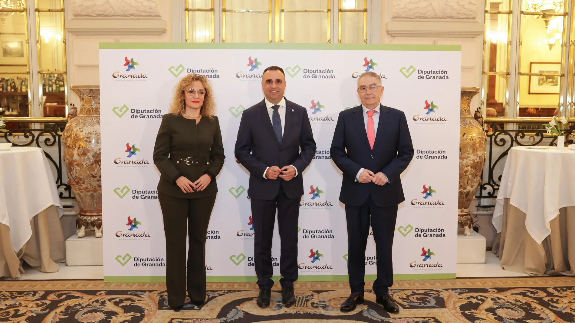 El presidente de la Diputación, Francis Francis Rodríguez , en el centro durante la presentación de “Todos los caminos llevan a Granada