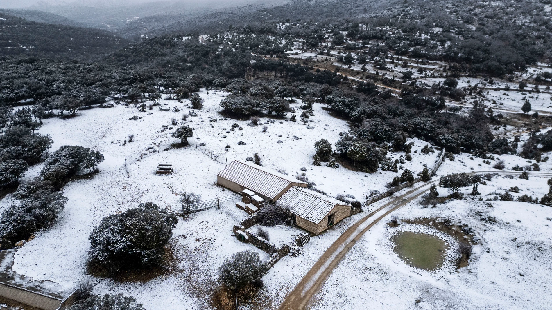 GRAFCVA4802. MORELLA (CASTELLÓN), 17/01/2025.- Aemet advierte de precipitaciones localmente persistentes en el sur de Valencia y norte de Alicante, con chubascos localmente fuertes y ocasionalmente con tormenta y sin descartar granizo menudo por la mañana en el litoral, y nevadas en el interior de Castellón con acumulaciones de 5 a 10 cm. En la imagen una granja en un paisaje nevada cerca de la localidad de Morella en el interior de Castellón. EFE/Andreu Esteban