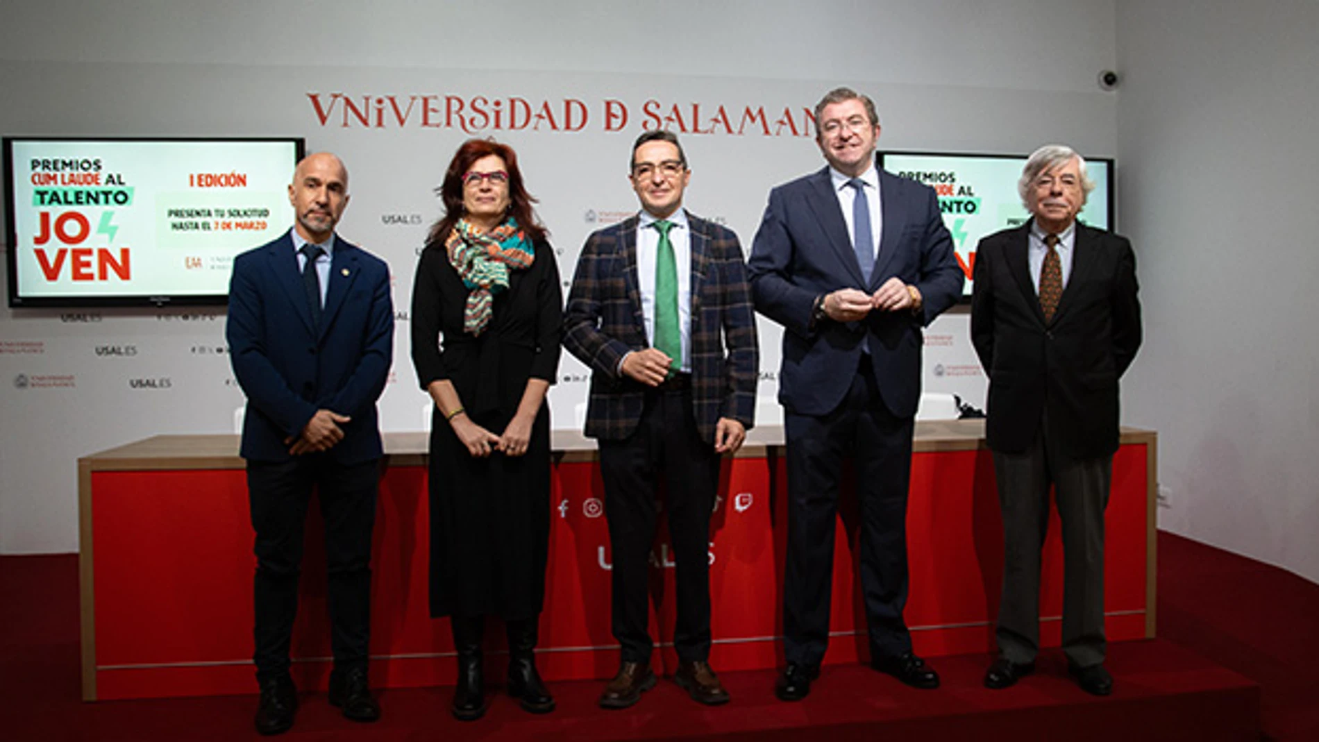 El rector de la Universidad de Salamanca, Juan Manuel Corchado; la vicerrectora de Estudiantes, Inclusión Social e Igualdad, Marta Gutiérrez; el director gerente de la Fundación General, Óscar González; el vicepresidente de la Junta Directiva de Alumni-USAL, Román Álvarez; y el consejero de Alumni–USAL, Isidoro Alanís, presentan los galardones