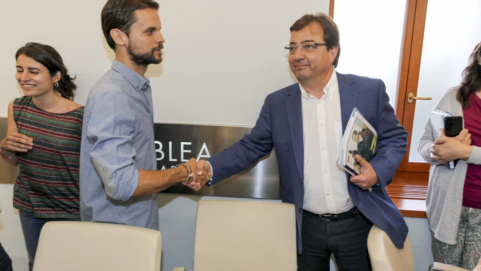 El secretario general de Podemos en Extremadura, Álvaro Jaén (i), y el secretario general del PSOE Extremadura, Guillermo Fernández Vara (d), al inicio de la reunión que han mantenido hoy en Mérida en el marco de los diálogos iniciados de cara a la conformación del futuro gobierno regional.