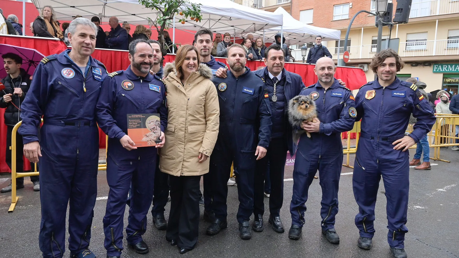 La alcaldesa de Valencia, María José Catalá, junto a representantes de los homenajeados