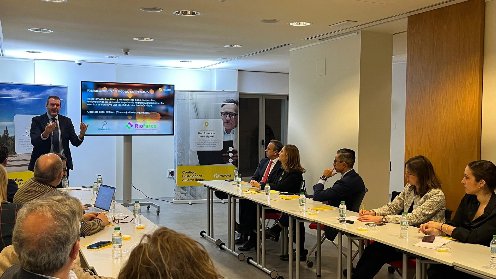 El presidente de Hefame, Enrique Ayuso, y el director general, Javier López, durante un encuentro con la prensa nacional especializada, celebrado en Madrid REMITIDA / HANDOUT por HEFAME Fotografía remitida a medios de comunicación exclusivamente para ilustrar la noticia a la que hace referencia la imagen, y citando la procedencia de la imagen en la firma 17/01/2025