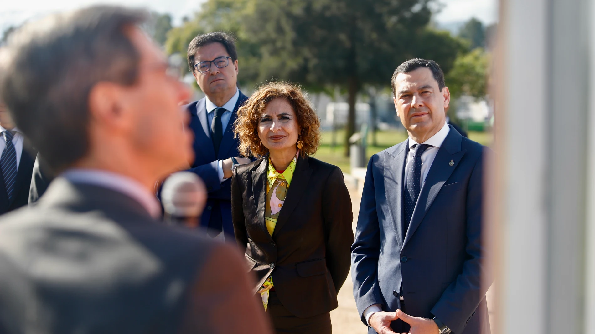 La vicepresidenta primera del Gobierno y ministra de Hacienda, María Jesús Montero, y el presidente de la Junta de Andalucía, Juanma Moreno, coinciden en el acto de firma de un convenio relacionado con la implantación del IMEC en Málaga ALEX ZEA/EUROPA PRESS 17/01/2025