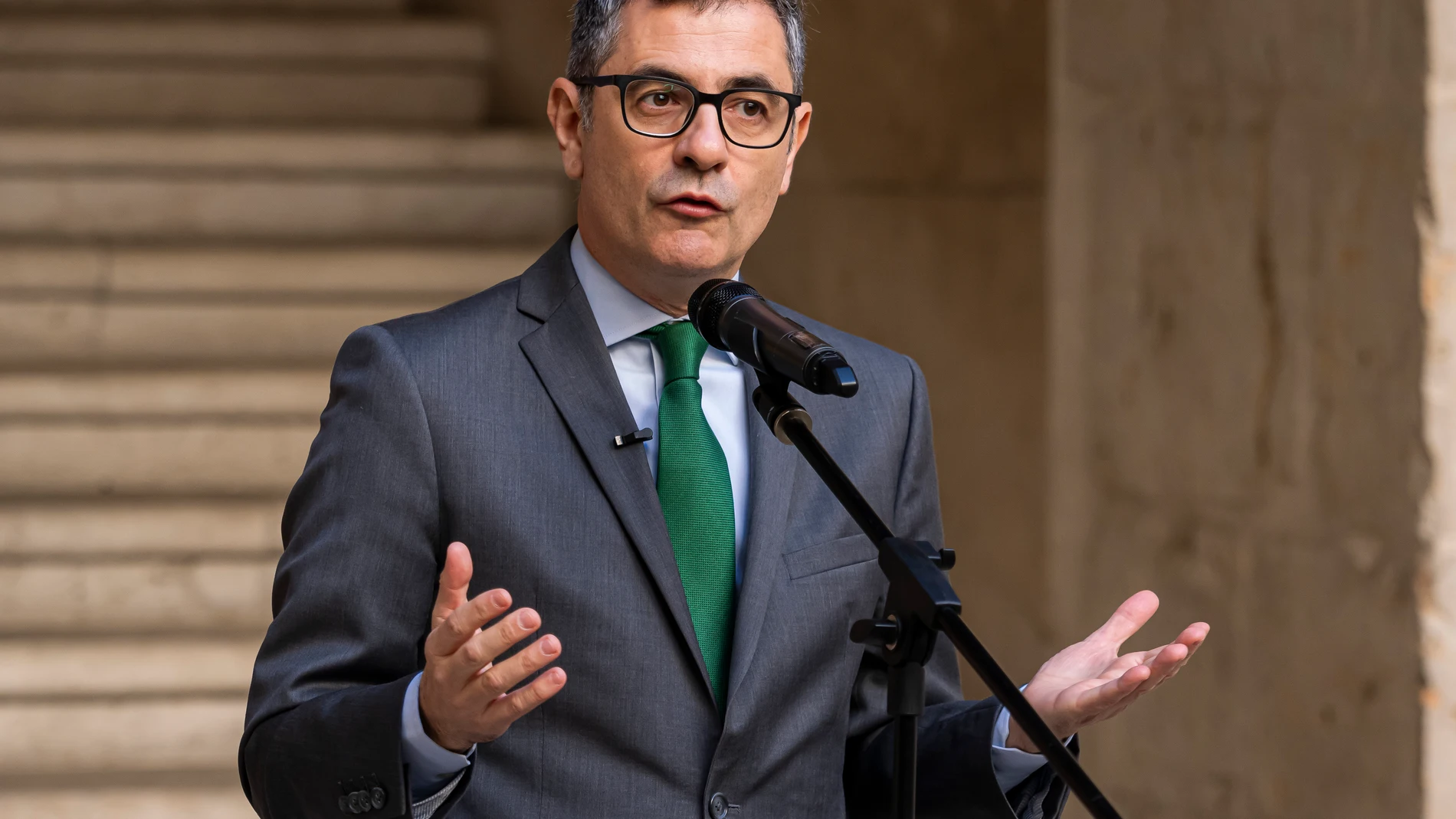 El ministro de la Presidencia, Justicia y Relaciones con las Cortes, Félix Bolaños, durante una rueda de prensa tras su visita a Valladolid, a 17 de enero de 2025, en Valladolid, Castilla y León (España). Félix Bolaños ha asegurado que el ejecutivo del PSOE y Sumar cumple con los acuerdos suscritos con los socios de investidura durante la rueda de prensa tras su visita a la ciudad castellana en relación al anuncio de Junts de suspender sus negociaciones con el PSOE 17 ENERO 2025 Pablo Reque...