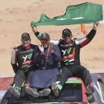 Yazeed Al Rajhi celebra junto a su copiloto el triunfo en el Dakar