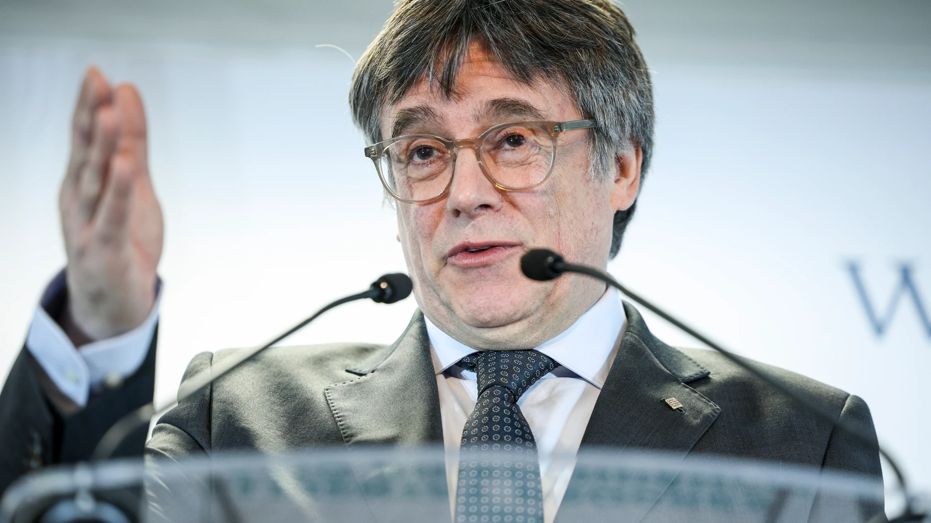 BRUSELAS, 17/01/2025.- El presidente de JxCat, Carles Puigdemont, durante la rueda de prensa celebrada esta mañana en Bruselas para anunciar la suspensión de toda negociación con el PSOE por cuestiones sectoriales, incluidos los Presupuestos Generales del Estado. En su comparecencia, Puigdemont también ha exigido a los socialistas una reunión urgente en Suiza. EFE/Pablo Garrigós