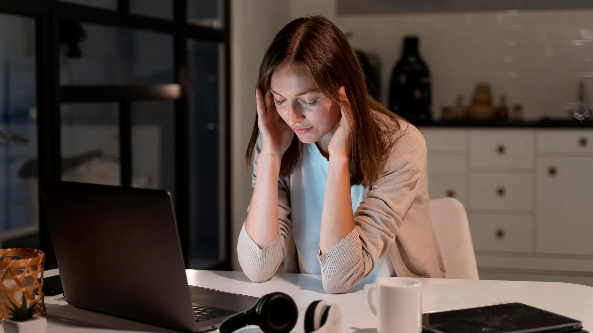 Después de la jornada laboral muchas personas siguen conectadas a sus trabajos a través de los dispositivos