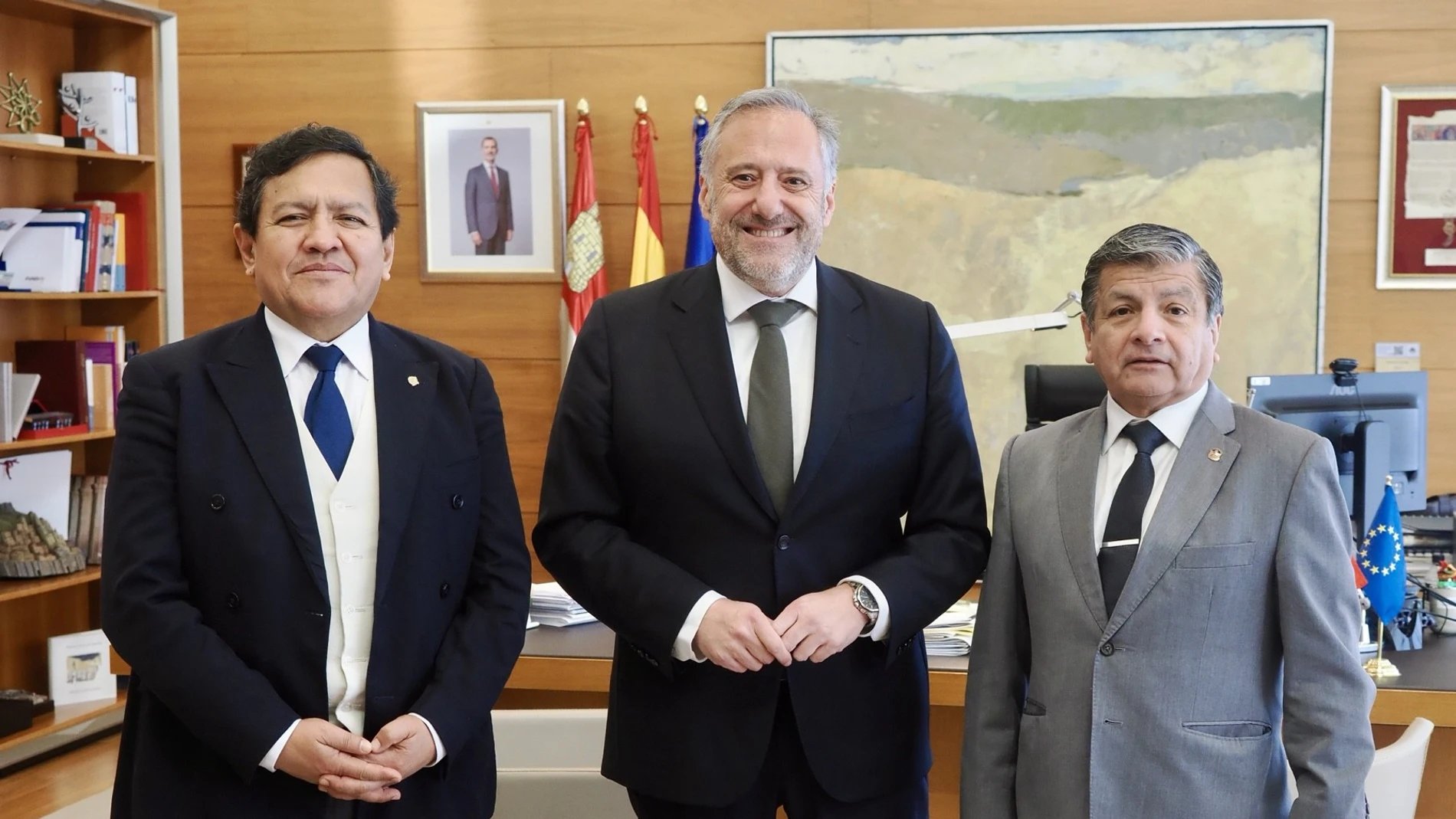 El presidente de las Cortes de Castilla y León, Carlos Pollán, recibe al presidente del Parlamento Andino,Gustavo Pachevo Villar, que estuvo acompañado de José Carlos Palomino Vergara