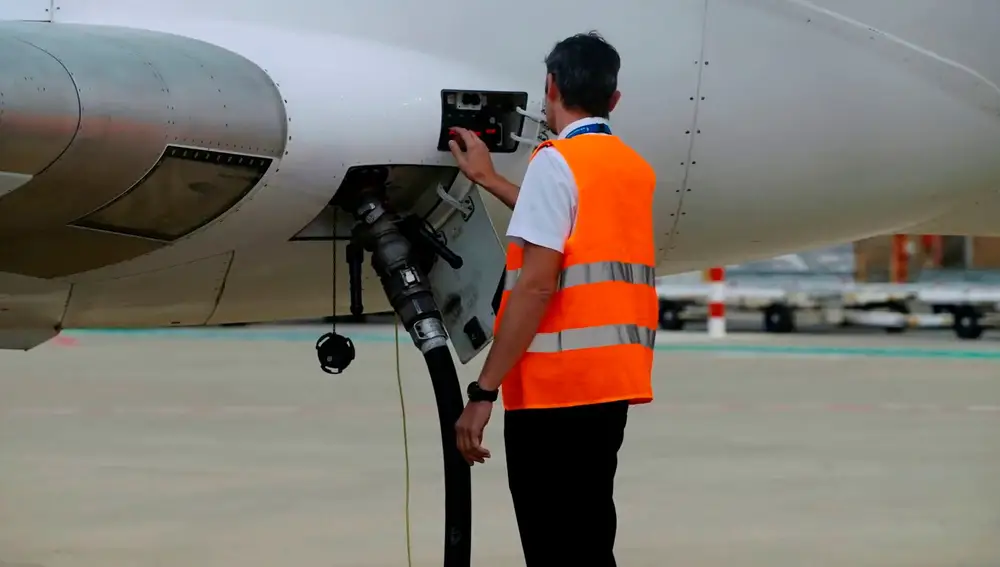 Un técnico revisa el repostaje de un avión