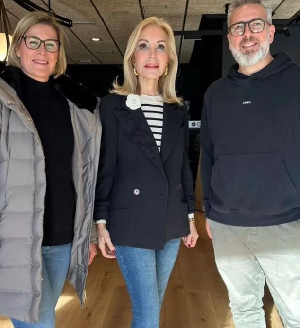 Carmen Lomana en su visita a los afectados de la Dana de Valencia
