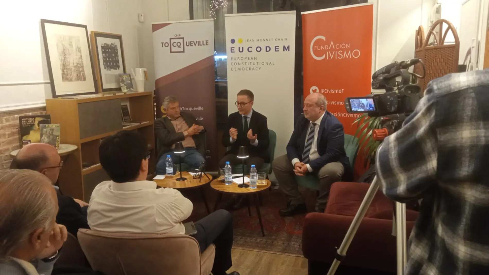 El historiador Joaquim Coll, el catedrático de derecho Juan Carlos Gávara, y Josu de Miguel Bárcena, profesor titular de Derecho Constitucional y autor del libro "Amnistía. Una ley para olvidar", durante la presentación del libro en Barcelona