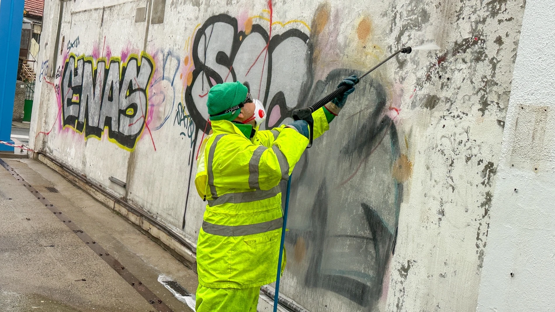 Limpieza de grafitis en Galapagar. REMITIDA / HANDOUT por AYUNTAMIENTO DE GALAPAGAR Fotografía remitida a medios de comunicación exclusivamente para ilustrar la noticia a la que hace referencia la imagen, y citando la procedencia de la imagen en la firma 21/01/2025
