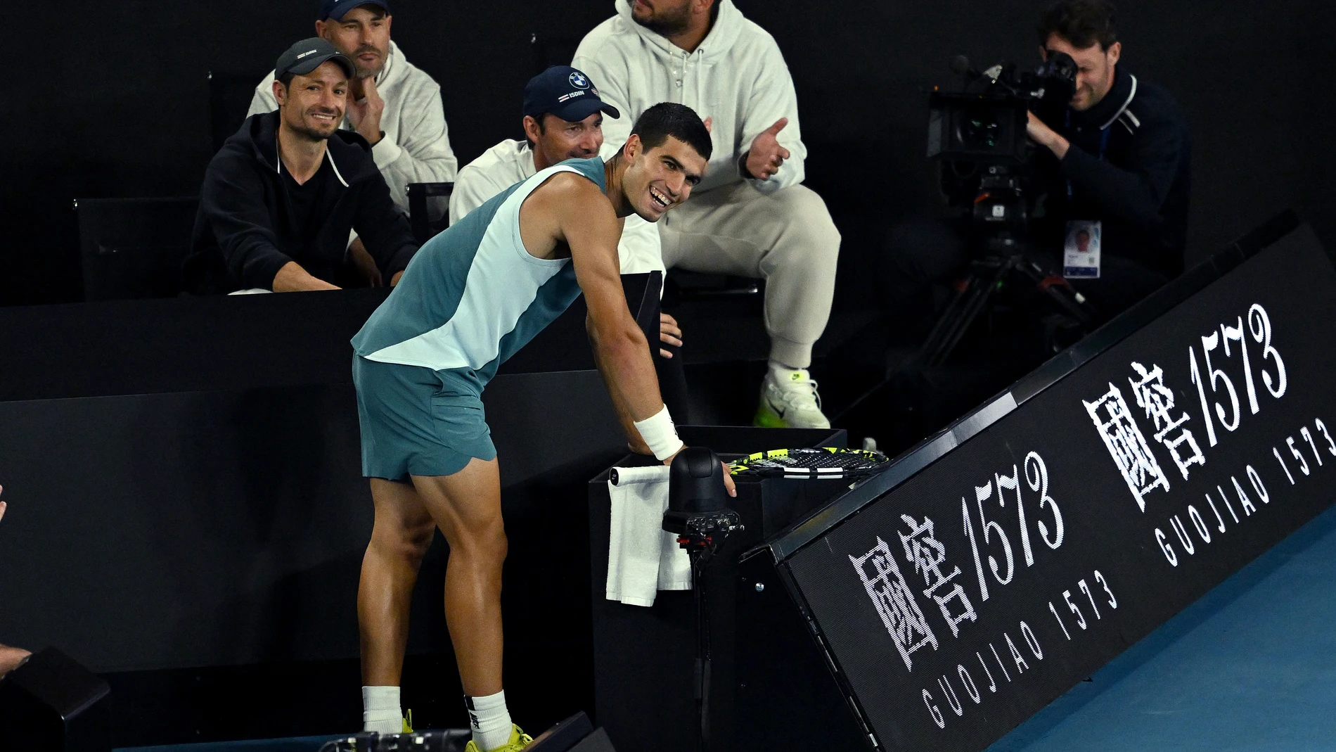 Melbourne (Australia), 22/01/2025.- Carlos Alcaraz of Spain reacts during his Men's Singles quarterfinal match against Novak Djokovic of Serbia at the Australian Open tennis tournament in Melbourne, Australia, 22 January 2025. (Tenis, España) EFE/EPA/LUKAS COCH AUSTRALIA AND NEW ZEALAND OUT