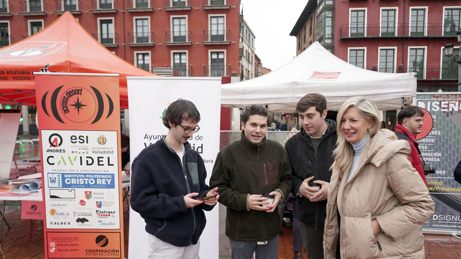 Irene Carvajal con tres d elos jóvenes participantes en el Rally, que han presentado los dos coches en la Plaza Mayor de Valladolid