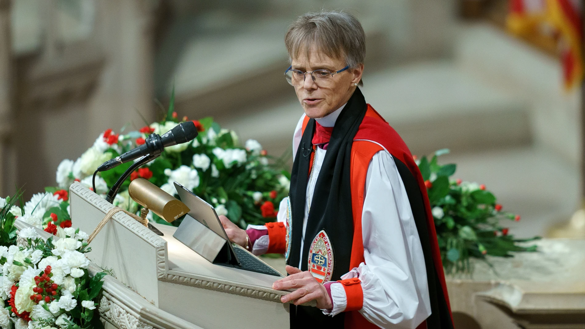 Washington (United States), 21/01/2025.- Reverend Mariann Edgar Budde delivers a sermon during the National Prayer Service at the Washington National Cathedral in Washington, DC, USA, 21 January 2025. President Trump was inaugurated on 20 January in a ceremony at the US Capitol. EFE/EPA/WILL OLIVER