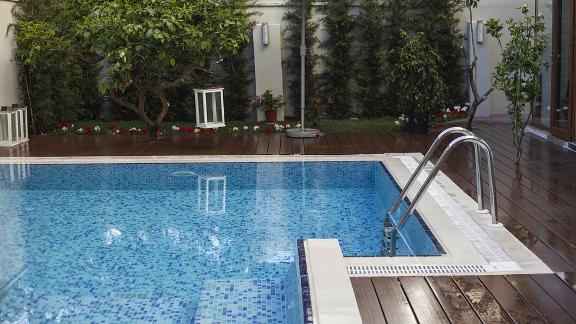 El hombre comenzó a "incomodar" a su hija en la piscina