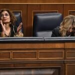 La vicepresidenta primera y ministra de Hacienda, María Jesús Montero (i), y la vicepresidenta segunda y ministra de Trabajo y Economía Social, Yolanda Díaz (d), durante un pleno en el Congreso de los Diputados.