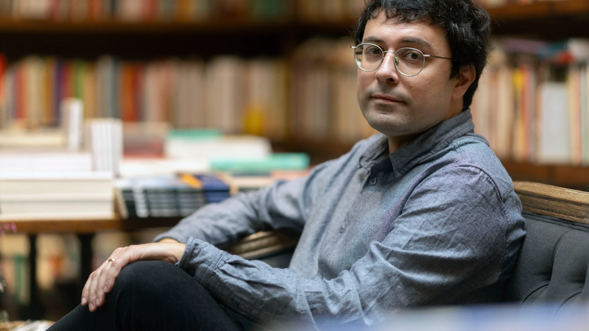GRAFCAT2846. BARCELONA, 21/01/2025.- Cinco años después de haber ganado el primer premio Proa de novela con 'La teva ombra', el periodista y escritor Jordi Nopca regresa con una "historia con forma de fábula", 'El futur és una petita flama', protagonizada por una pareja de jóvenes erizos a los que la llegada de un hijo les cambia la vida. EFE/Marta Pérez
