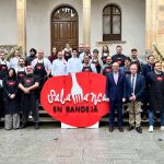 Foto de familia de Javier Iglesias con integrantes de la marca "Salamanca en Bandeja" que se lanzan a la conquista de Madrid Fusión