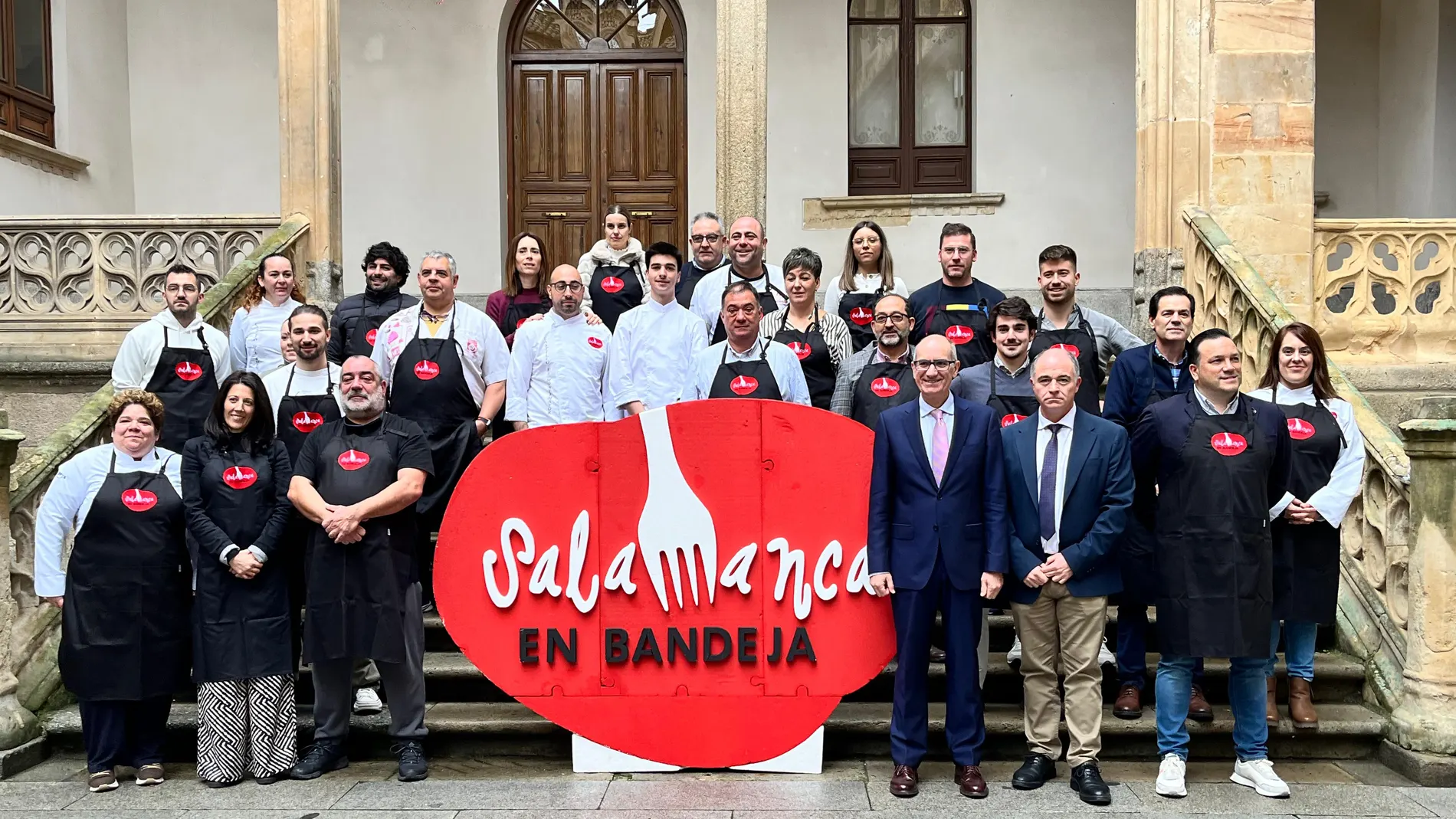 Foto de familia de Javier Iglesias con integrantes de la marca "Salamanca en Bandeja" que se lanzan a la conquista de Madrid Fusión