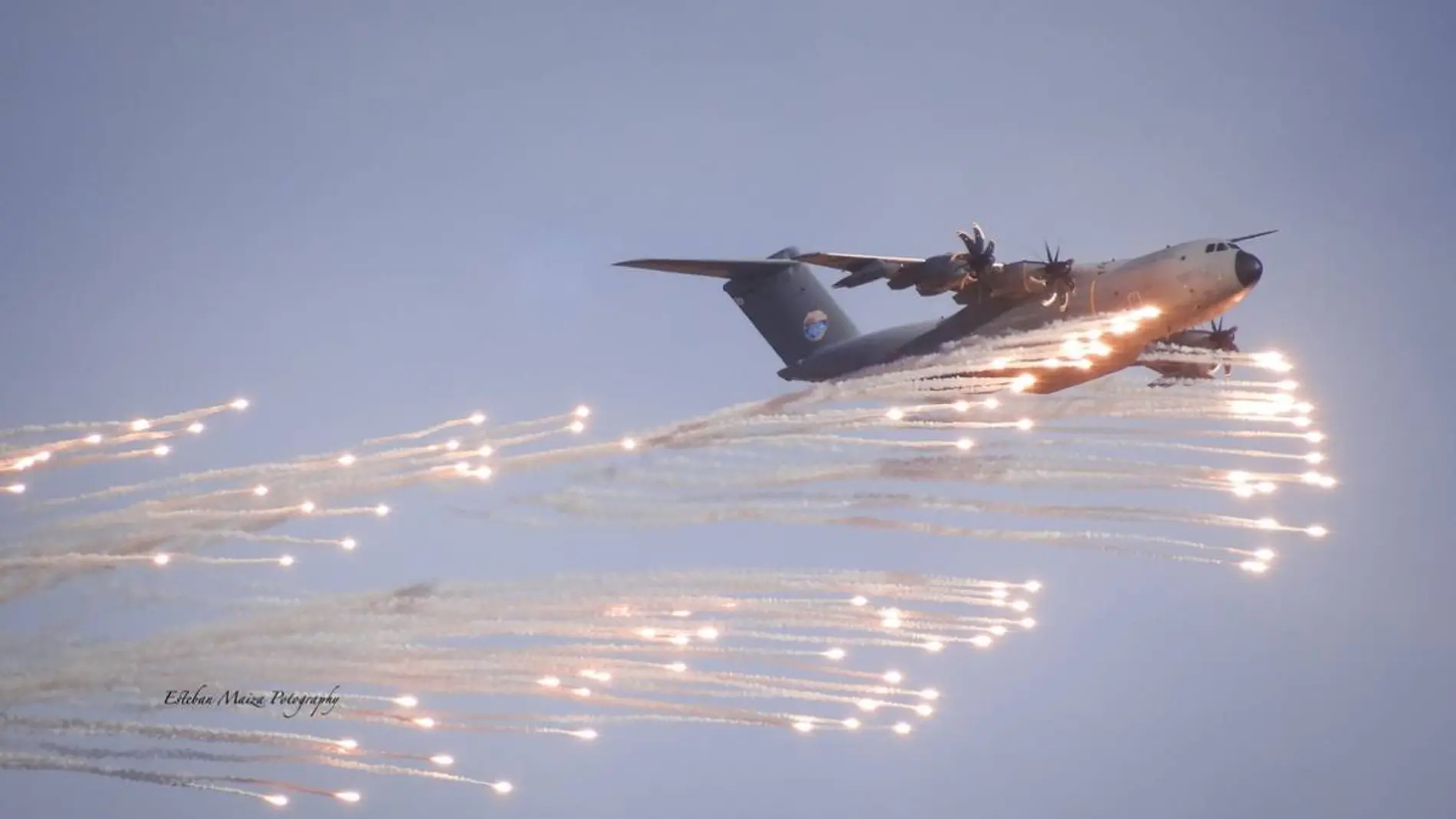 A400M del Ejército del Aire lanzando las bengalas