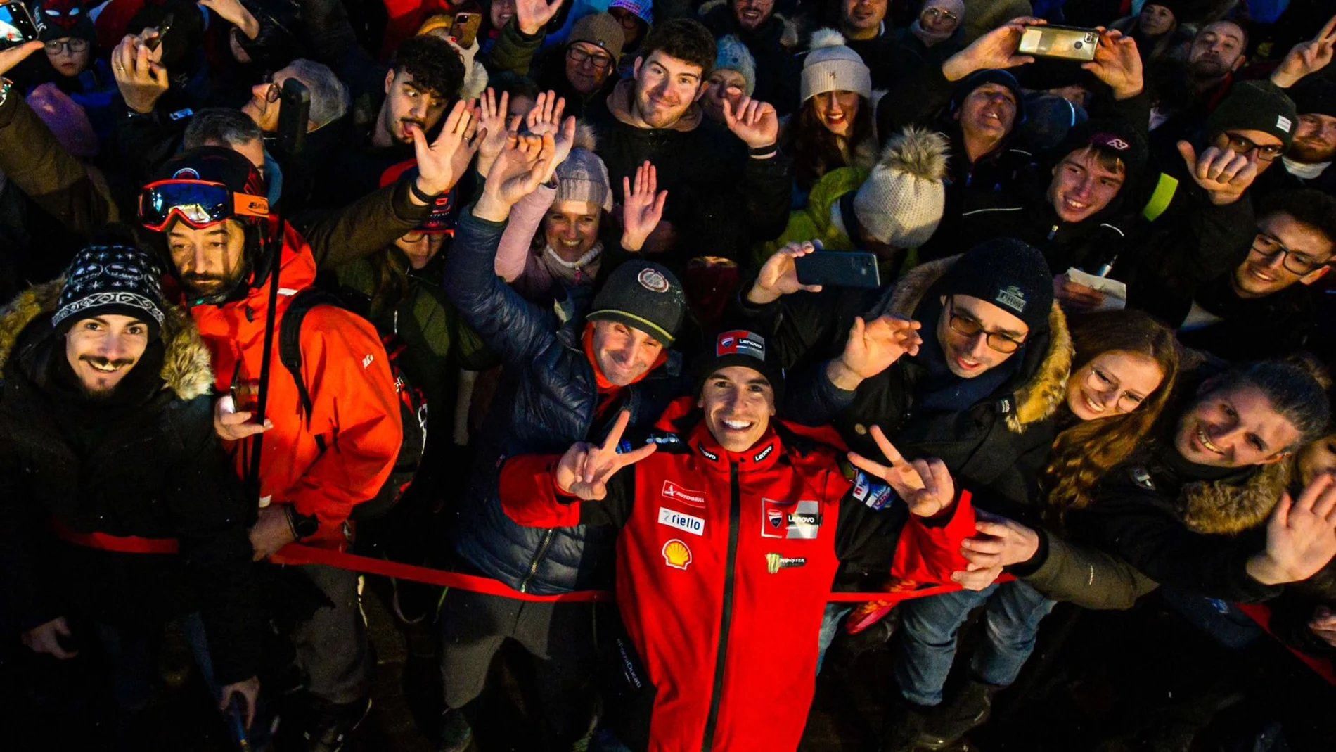 Marc Márquez se hace un selfie con la afición italiana en Madonna