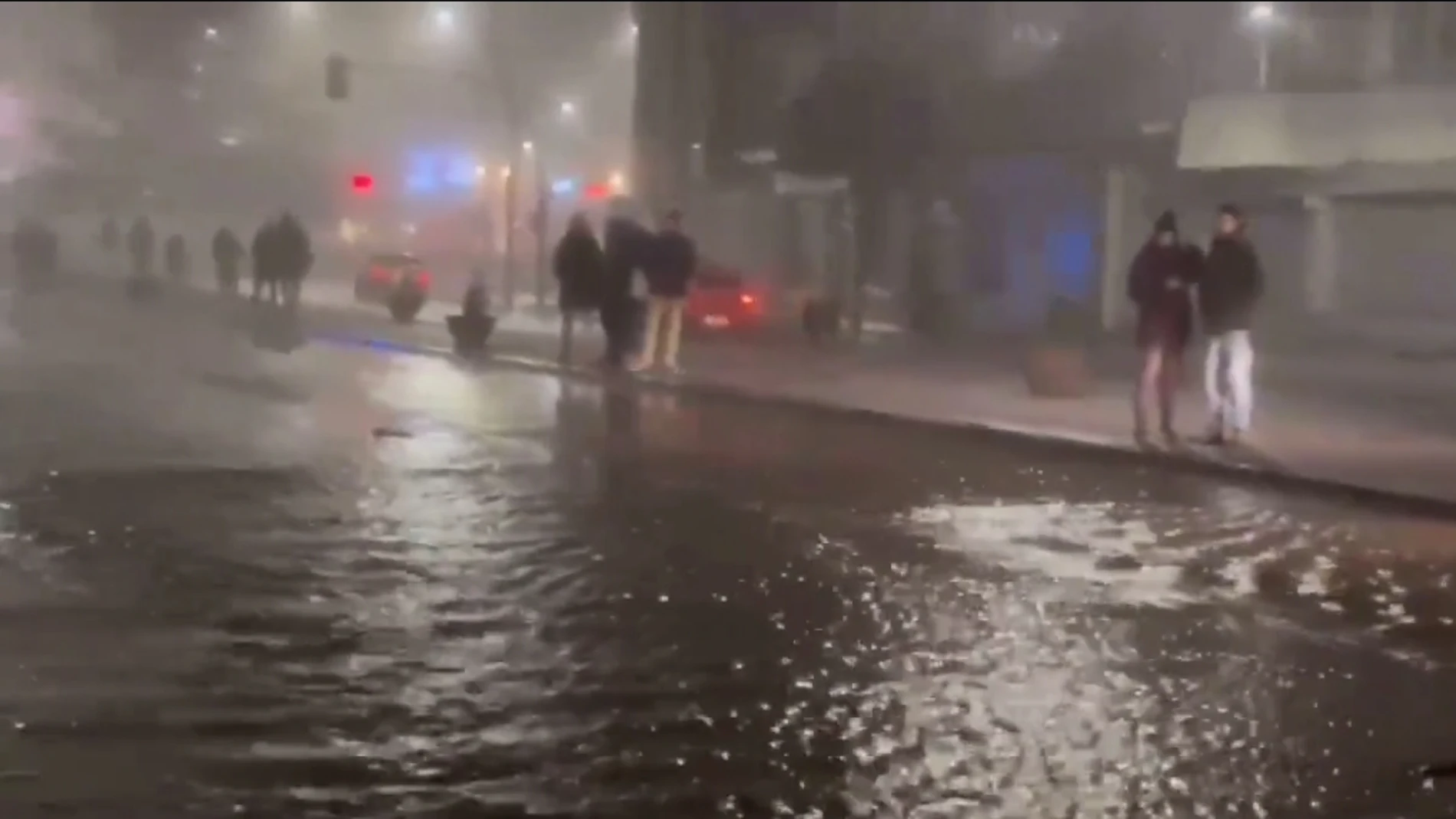 Un reventón en la rotonda de Carrefour de León obliga a cortar el tráfico en la avenida Fernández Ladreda