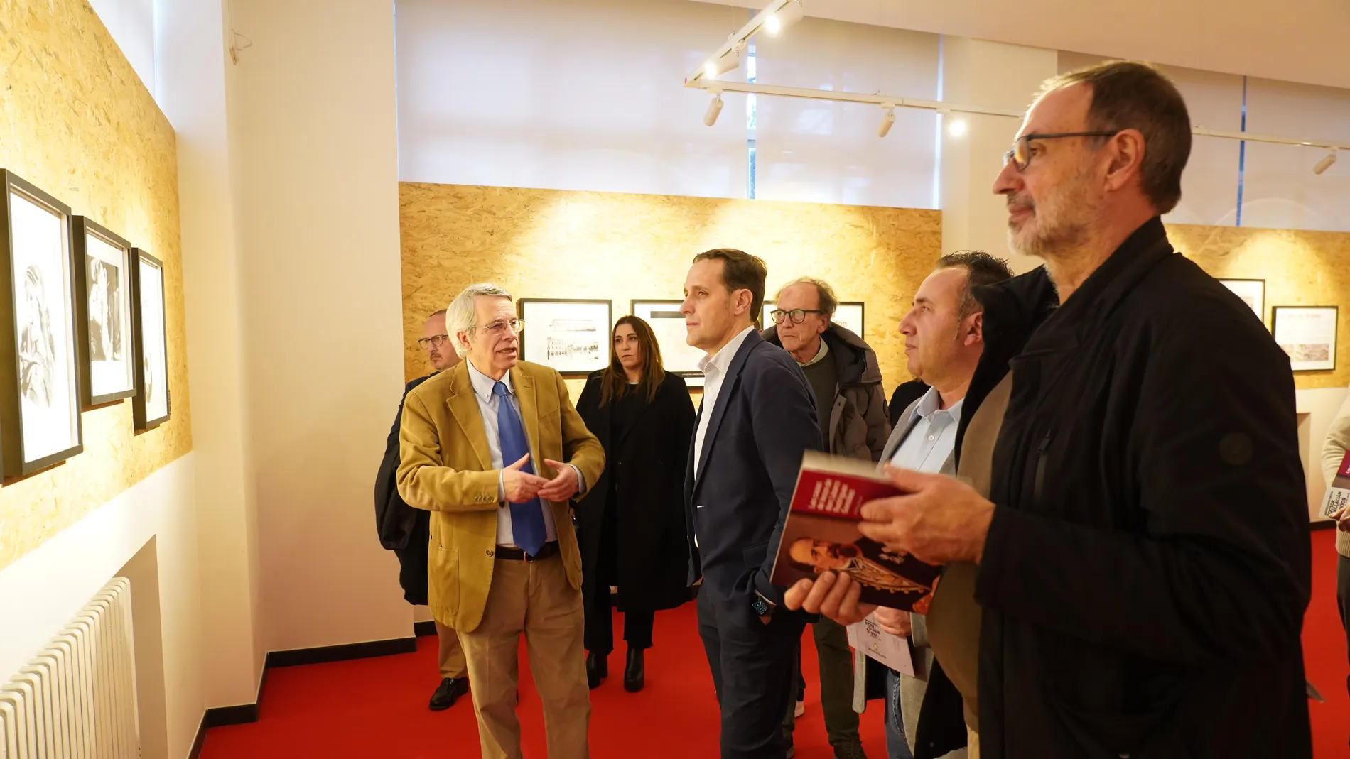 Conrado Íscar visita la exposición mientras el catedrático de Historia del Arte de la Universidad de Valladolid, Jesús Urrea, explica los entresijos de la misma