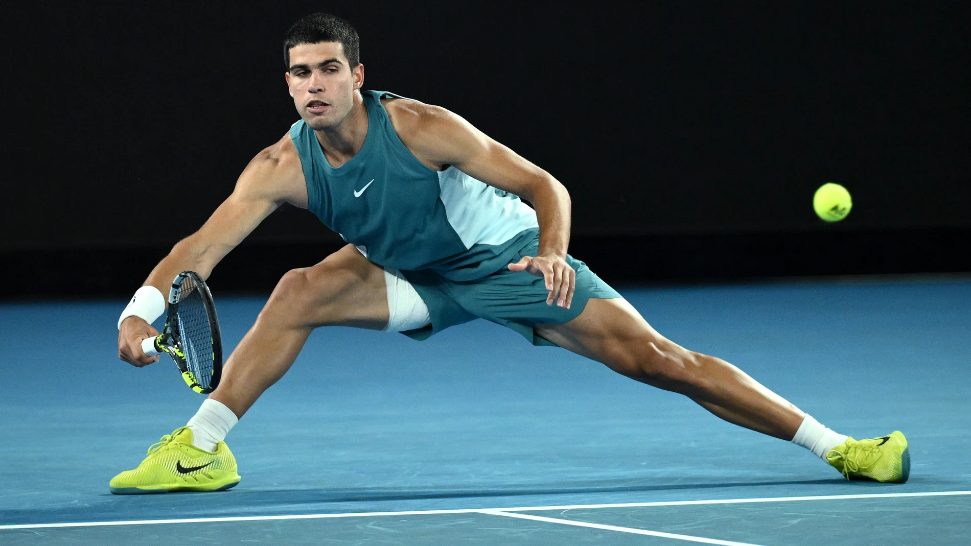 21 January 2025, Australia, Melbourne: Spanish tennis player Carlos Alcaraz hits a forehand return against Serbia's Novak Djokovic during their men's singles quarterfinal tennis match on day ten of the Australian Open tennis tournament at Melbourne Park. Photo: Joel Carrett/AAP/dpa 21/01/2025 ONLY FOR USE IN SPAIN