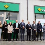 El acalde, José Antonio Díez asiste al acto de inauguración de la nueva oficina de Caja Rural en la capital leonesa