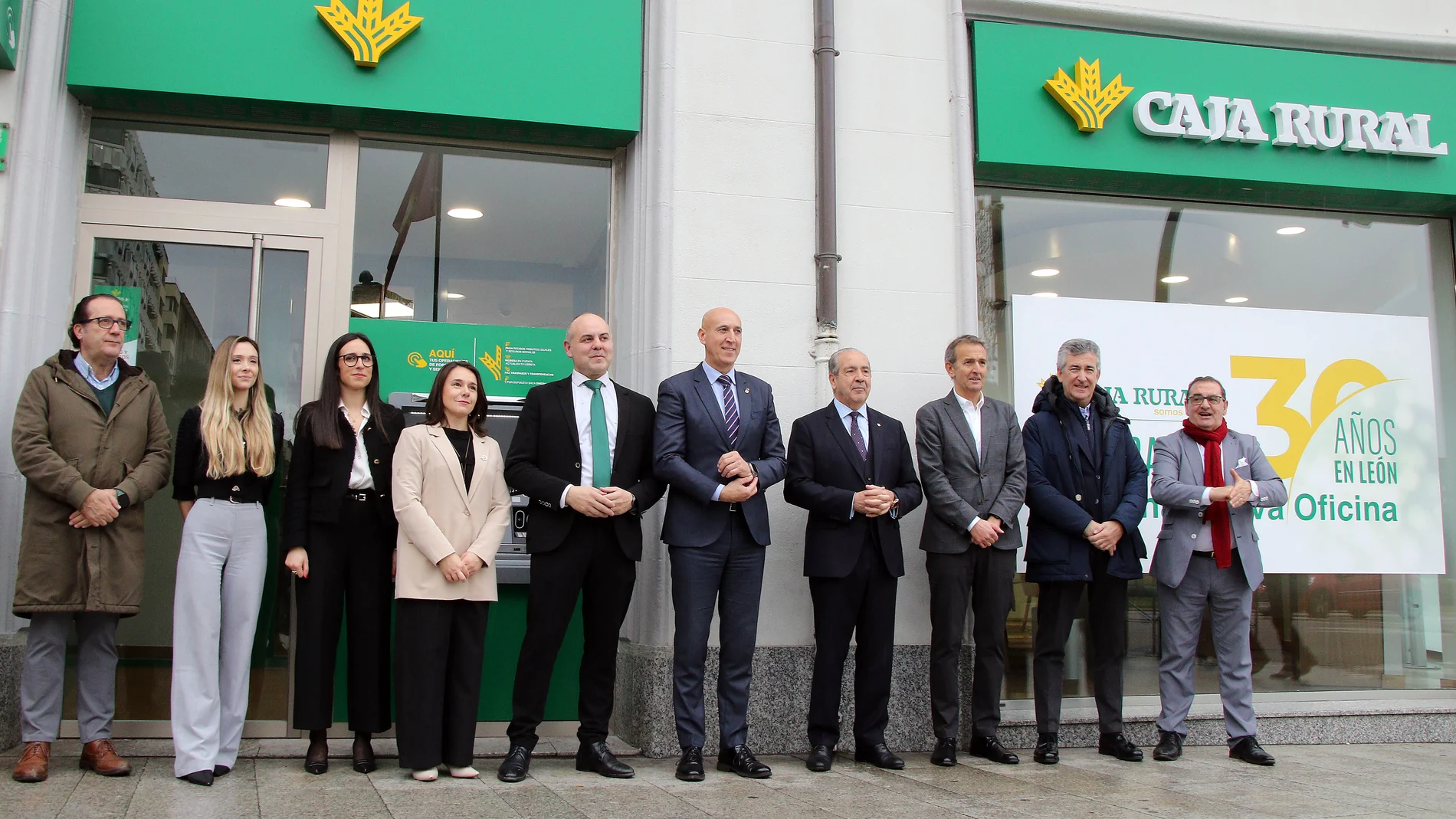 El acalde, José Antonio Díez asiste al acto de inauguración de la nueva oficina de Caja Rural en la capital leonesa