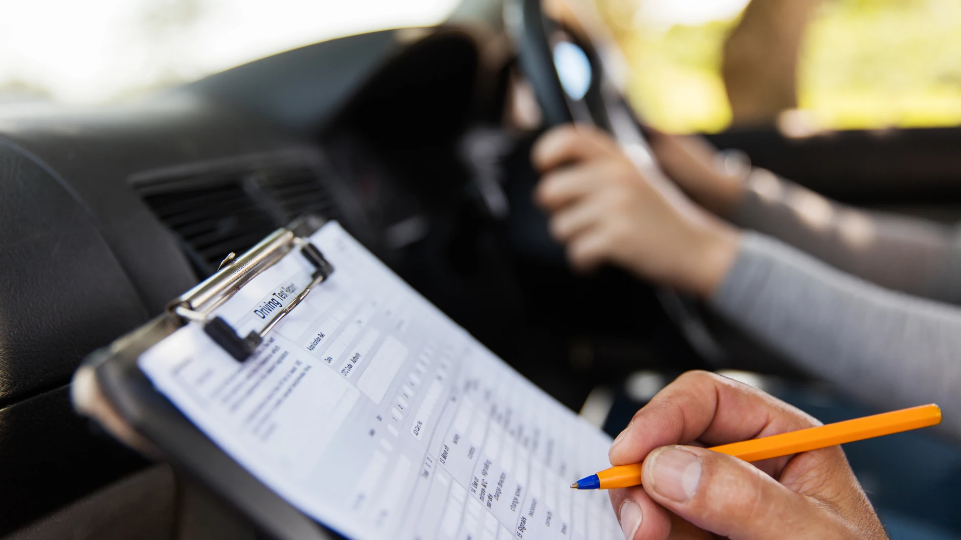 Para poder conducir un coche o una moto, es necesario aprobar la prueba teórica y el examen práctico de conducir, diferente en todos los países y algunos siendo más difíciles que otros